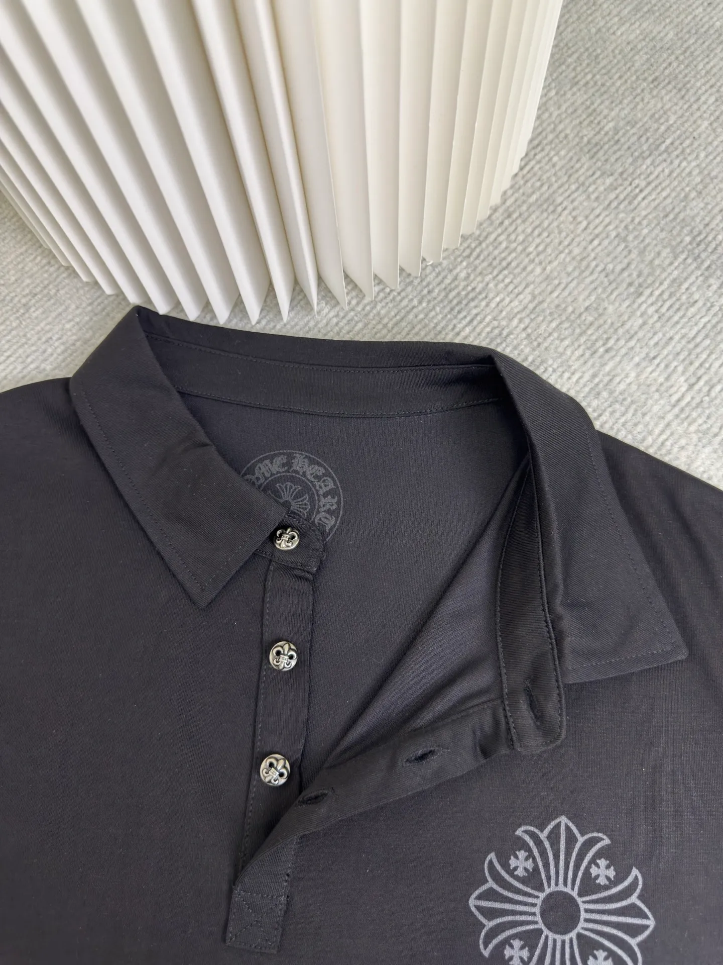 P240 Chrome Hearts Dark Pattern Cross Pattern Polo Short Sleeves Authentic Open Version - Physical Counter - Top Luxury Quality 🆚 Instant Sale of All Versions on the Market Fabric Made of Tailor-Dyeed 230G Cotton Fabric Cross Dark Pattern Scroll Printing on Chest Collar Hardware Mold Customized Accessories Size S M L